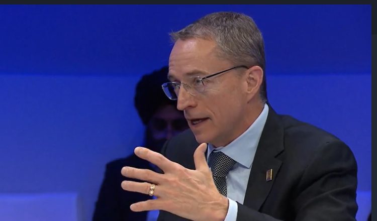 מנכ"ל אינטל פט גלסינגר בדאבוס, ינואר 2023. צילום מסך מתוך אתר הפורום הכלכלי העולמי