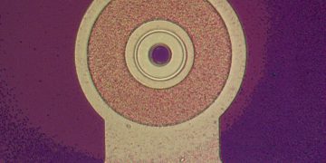 תמונת מיקרוסקופ מוגדלת של VCSEL בודד. (הגודל 0.1 מ"מ)