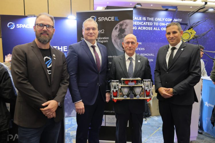 מימין לשמאל אורי אורון, שמעון שריד, דר וולת'ר פלצר, וכפיר דמרי, קרדיט רונן חורש לע''ממימין לשמאל אורי אורון, שמעון שריד, דר וולת'ר פלצר, וכפיר דמרי, קרדיט רונן חורש לע''מ