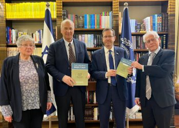 מימין: חבר האקדמיה ויו"ר ועדת דוח מצב המדע, פרופ' רשף טנא, נשיא המדינה מר יצחק הרצוג, נשיא האקדמיה הלאומית הישראלית למדעים פרופ' דוד הראל וסגנית נשיא האקדמיה הלאומית הישראלית למדעים פרופ' מרגלית פינקלברג במעמד הגשת דוח מצב המדע בישראל תשפ"ג/2022 לנשיא המדינה בלשכתו.