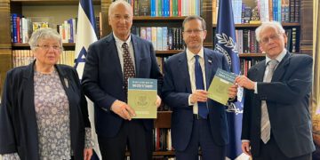 מימין: חבר האקדמיה ויו"ר ועדת דוח מצב המדע, פרופ' רשף טנא, נשיא המדינה מר יצחק הרצוג, נשיא האקדמיה הלאומית הישראלית למדעים פרופ' דוד הראל וסגנית נשיא האקדמיה הלאומית הישראלית למדעים פרופ' מרגלית פינקלברג במעמד הגשת דוח מצב המדע בישראל תשפ"ג/2022 לנשיא המדינה בלשכתו.