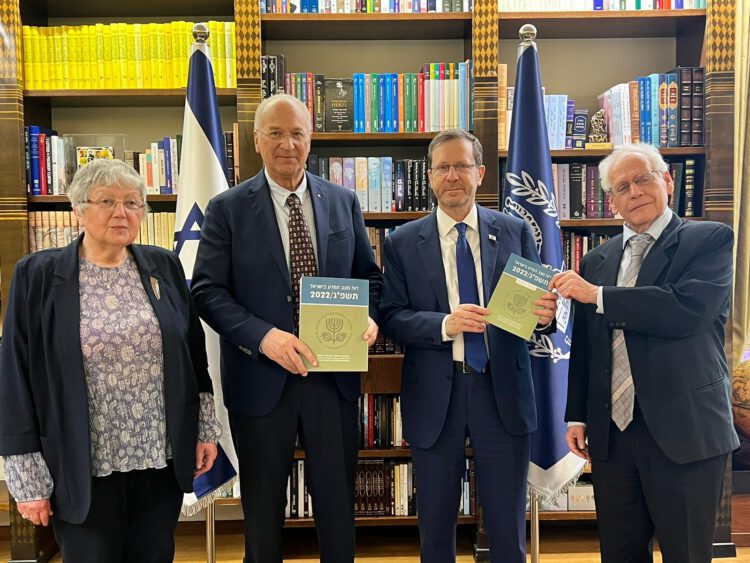 מימין: חבר האקדמיה ויו"ר ועדת דוח מצב המדע, פרופ' רשף טנא, נשיא המדינה מר יצחק הרצוג, נשיא האקדמיה הלאומית הישראלית למדעים פרופ' דוד הראל וסגנית נשיא האקדמיה הלאומית הישראלית למדעים פרופ' מרגלית פינקלברג במעמד הגשת דוח מצב המדע בישראל תשפ"ג/2022 לנשיא המדינה בלשכתו.