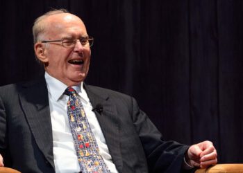 גורדון מור באירוע בשנת 2015 לרגל מלאת 50 שנה לחוק מור. צילום: וולדן קירש, אינטל