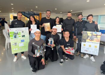 תלמידי מגמת רובוטיקה בתיכון דרכא עם הפרויקטים. צילום: חמודי ענבר