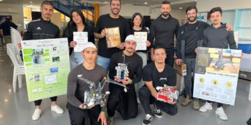 תלמידי מגמת רובוטיקה בתיכון דרכא עם הפרויקטים. צילום: חמודי ענבר
