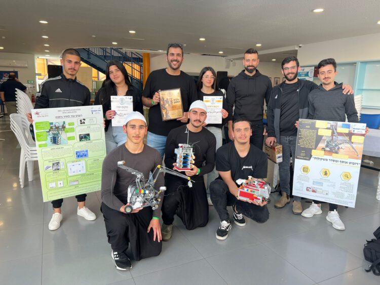 תלמידי מגמת רובוטיקה בתיכון דרכא עם הפרויקטים. צילום: חמודי ענבר