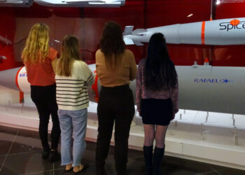 לא מפחדות ללכלך את הלק שלהן – הכירו את נשות השבבים של רפאל