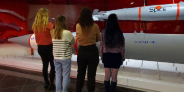 לא מפחדות ללכלך את הלק שלהן – הכירו את נשות השבבים של רפאל