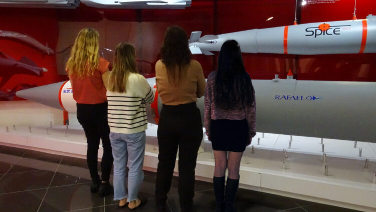 לא מפחדות ללכלך את הלק שלהן – הכירו את נשות השבבים של רפאל