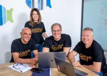 צוות הנהלת קוונטום סורס. משמאל לימין: עודד מלמד, מנכ"ל; שלומית סמל, סמנכ"לית משאבי אנוש; גיל סמו, סמנכ"ל מו"פ; פרופסור ברק דיין, המדען הראשי. (צילום: Business Wire)