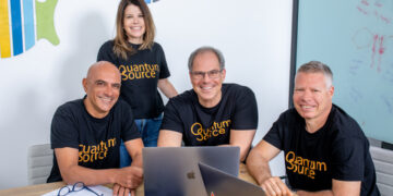 צוות הנהלת קוונטום סורס. משמאל לימין: עודד מלמד, מנכ"ל; שלומית סמל, סמנכ"לית משאבי אנוש; גיל סמו, סמנכ"ל מו"פ; פרופסור ברק דיין, המדען הראשי. (צילום: Business Wire)