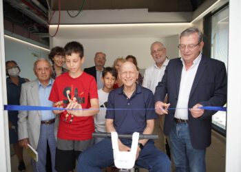 טקס החנוכה וגזירת הסרט של הבניין ע"ש זיסאפל להנדסת חשמל ומחשבים בטכניון, יוני 2022. מימין לשמאל: יהודה זיסאפל, נשיא הטכניון פרופ' אורי סיון, זהר זיסאפל, יו"ר אגודת ידידי הטכניון בישראל פרופ' פרץ לביא, נכדו של זהר זיסאפל יונה זיסאפל (באדום), דיקנית הפקולטה להנדסת חשמל ומחשבים ע"ש ויטרבי פרופ' עדית קידר ואלוף (מיל') עמוס חורב. צילום: דוברות הטכניון