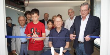 טקס החנוכה וגזירת הסרט של הבניין ע"ש זיסאפל להנדסת חשמל ומחשבים בטכניון, יוני 2022. מימין לשמאל: יהודה זיסאפל, נשיא הטכניון פרופ' אורי סיון, זהר זיסאפל, יו"ר אגודת ידידי הטכניון בישראל פרופ' פרץ לביא, נכדו של זהר זיסאפל יונה זיסאפל (באדום), דיקנית הפקולטה להנדסת חשמל ומחשבים ע"ש ויטרבי פרופ' עדית קידר ואלוף (מיל') עמוס חורב. צילום: דוברות הטכניון