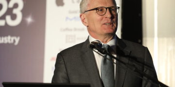 ג'ון נויפר, נשיא ומנכ"ל SIA בכנס ChipEx2023. צילום: ניב קנטור