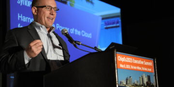 דייויד ריינהרט, סינופסיס, בפורום הבכירים של ChipEx2023. צילום: ניב קנטור