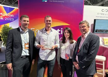 אנשי חברת D-ID מקבלים את פרס מעבדת החדשנות של רנו בישראל בתערוכת אוטומושן 2023. צילום יחצ