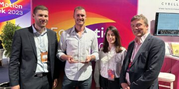 אנשי חברת D-ID מקבלים את פרס מעבדת החדשנות של רנו בישראל בתערוכת אוטומושן 2023. צילום יחצ