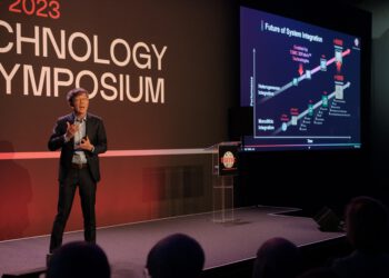 קווין ז'אנג, סגן נשיא בכיר לפיתוח עסקי של TSMC בפתיחת כנס הטכנולוגיה של TSMC שהתקיים באמסטרדם. צילום יחצ, TSMC