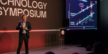 קווין ז'אנג, סגן נשיא בכיר לפיתוח עסקי של TSMC בפתיחת כנס הטכנולוגיה של TSMC שהתקיים באמסטרדם. צילום יחצ, TSMC