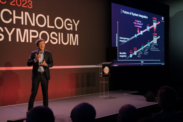 קווין ז'אנג, סגן נשיא בכיר לפיתוח עסקי של TSMC בפתיחת כנס הטכנולוגיה של TSMC שהתקיים באמסטרדם. צילום יחצ, TSMC