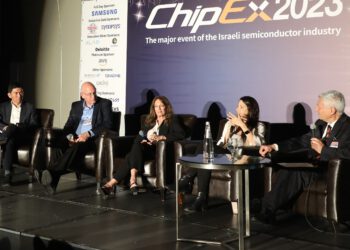 פאנל הבכירים בכנס ChipEx2023. מימין לשמאל: שלמה גרדמן (המנחה), רננה אשכנזי, כריסטי סימונס, אורי תדמור ויין צ'אנג. צילום: ניב קנטור