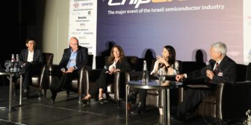 פאנל הבכירים בכנס ChipEx2023. מימין לשמאל: שלמה גרדמן (המנחה), רננה אשכנזי, כריסטי סימונס, אורי תדמור ויין צ'אנג. צילום: ניב קנטור