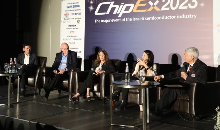 פאנל הבכירים בכנס ChipEx2023. מימין לשמאל: שלמה גרדמן (המנחה), רננה אשכנזי, כריסטי סימונס, אורי תדמור ויין צ'אנג. צילום: ניב קנטור