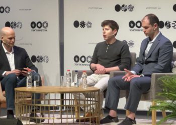 מימין לשמאל: איליה סוצקביץ', המדען הראשי של OPEN AI; מנכ"ל OPEN AI סם אלטמן ופרופ' נדב כהן מאוניברסיטת תל אביב באירוע ב-5/6/2023 באוניברסיטה. צילום: אבי בליזובסקי