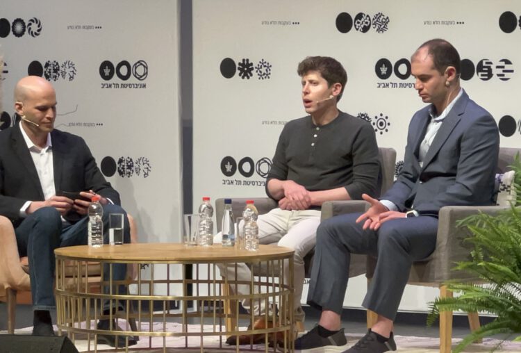 מימין לשמאל: איליה סוצקביץ', המדען הראשי של OPEN AI; מנכ"ל OPEN AI סם אלטמן ופרופ' נדב כהן מאוניברסיטת תל אביב באירוע ב-5/6/2023 באוניברסיטה. צילום: אבי בליזובסקי