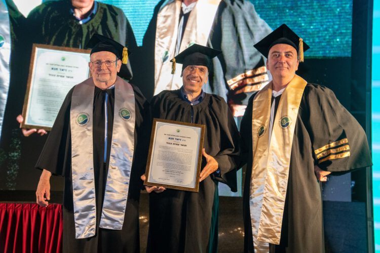 אביעד קליינברג, זיאד חנא ורענן דינור מקבלים אות עמית כבוד מהמרכז האקדמי רופין. צלם גיא אנטו