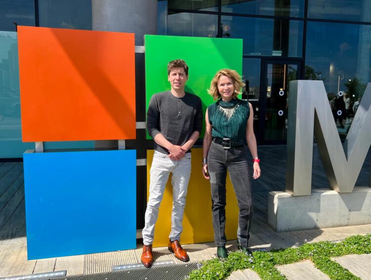 מיכל ברוורמן בלומנשטיק מנכ"לית מיקרוסופט מחקר ופיתוח בישראלוסם אלטמן מנכ"ל OPEN AI. צילום: אמיר ברקול