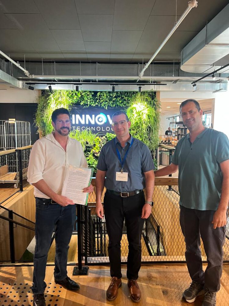 מימין יוסי אביבי, סמנכל כספים כביש 6 אוהד קופולוביץ, ועומר כילף