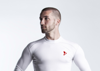 חולצת T חכמה של AccYouRate צילום: AccYouRate