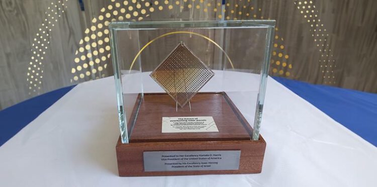 פאנל סולארי שפותח בבר-אילן שמפיק אנרגיה באמצעות מאות שכבות שכל אחת מהן מכסה תחום תדרים אחר. צילום יחצ, אוניברסיטת בר אילן