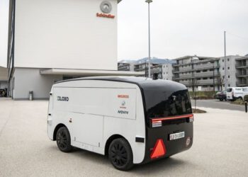 רכב השליחויות האוטונומי של LOXO בפעולה כחלק מהמבחנים. מקור: יצרנית המעליות Schindler