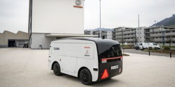 רכב השליחויות האוטונומי של LOXO בפעולה כחלק מהמבחנים. מקור: יצרנית המעליות Schindler