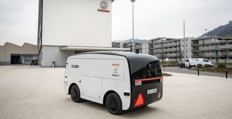 רכב השליחויות האוטונומי של LOXO בפעולה כחלק מהמבחנים. מקור: יצרנית המעליות Schindler