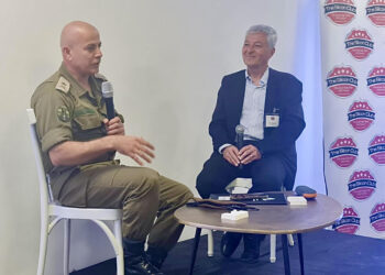 מנכ"ל ASG שלמה גרדמן מראיין את האלוף ראסן עליאן, מתאם פעולות הממשלה בשטחים במפגש הסיליקון קלאב, יוני 2023. צילום: איילת גרדמן