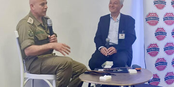 מנכ"ל ASG שלמה גרדמן מראיין את האלוף ראסן עליאן, מתאם פעולות הממשלה בשטחים במפגש הסיליקון קלאב, יוני 2023. צילום: איילת גרדמן