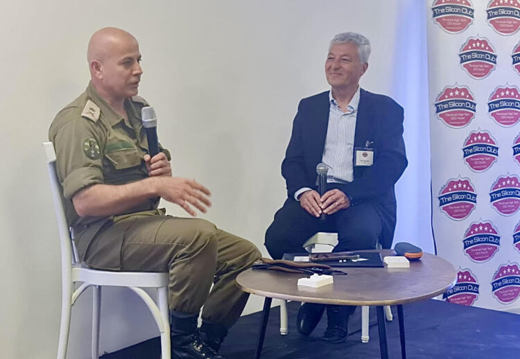 מנכ"ל ASG שלמה גרדמן מראיין את האלוף ראסן עליאן, מתאם פעולות הממשלה בשטחים במפגש הסיליקון קלאב, יוני 2023. צילום: איילת גרדמן