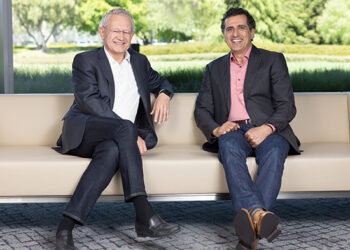 משמאל לימין: ארט דה ג'וס, המנכ"ל הפורש של סינופסיס ומחליפו סאסין עזאי. צילום יחצ, סינופסיס