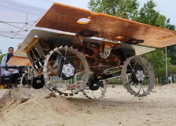 דגם של רכב נוסע על סלע בניסוי של פרויקט CADRE. הדגמת הטכנולוגיה, שמיועדת לירח, תראה את הפוטנציאל של חקר אוטונומי קואופרטיבי באמצעות צוות של שלושה רכבים סולריים קטנים. קרדיט: NASA/JPL-Caltech