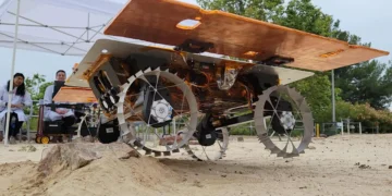 דגם של רכב נוסע על סלע בניסוי של פרויקט CADRE. הדגמת הטכנולוגיה, שמיועדת לירח, תראה את הפוטנציאל של חקר אוטונומי קואופרטיבי באמצעות צוות של שלושה רכבים סולריים קטנים. קרדיט: NASA/JPL-Caltech