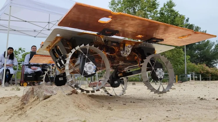 דגם של רכב נוסע על סלע בניסוי של פרויקט CADRE. הדגמת הטכנולוגיה, שמיועדת לירח, תראה את הפוטנציאל של חקר אוטונומי קואופרטיבי באמצעות צוות של שלושה רכבים סולריים קטנים. קרדיט: NASA/JPL-Caltech