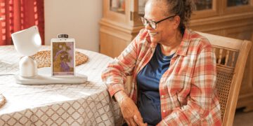 הרובוט ElliQ והקשישה אניטה מונטסגו. צילום: Intuition Robotics