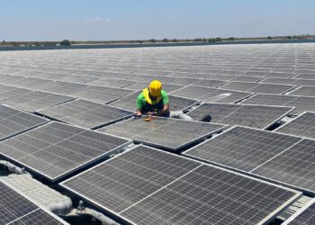 חיבור יחידות טיגו באתר צף בישראל (צילום: Tigo)