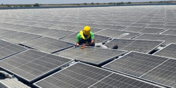 חיבור יחידות טיגו באתר צף בישראל (צילום: Tigo)