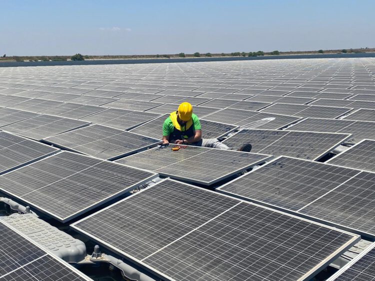 חיבור יחידות טיגו באתר צף בישראל (צילום: Tigo)