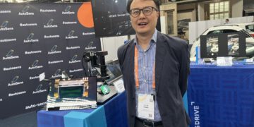 Colin Kwan, נשיא ומנכ"ל MEMS Drive בתערוכת AUTOSENS 2023 שהתקיימה בבריסל. צילום: אבי בליזובסקי