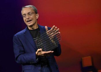 מנכ"ל אינטל לשעבר פט גלסינגר מציג את מצע הזכוכית. ספטמבר 2023. צילום יחצ